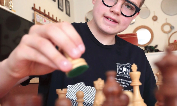Marek jako pięciolatek zainteresował się szachami. Zasad gry nauczył się sam