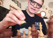 Marek jako pięciolatek zainteresował się szachami. Zasad gry nauczył się sam