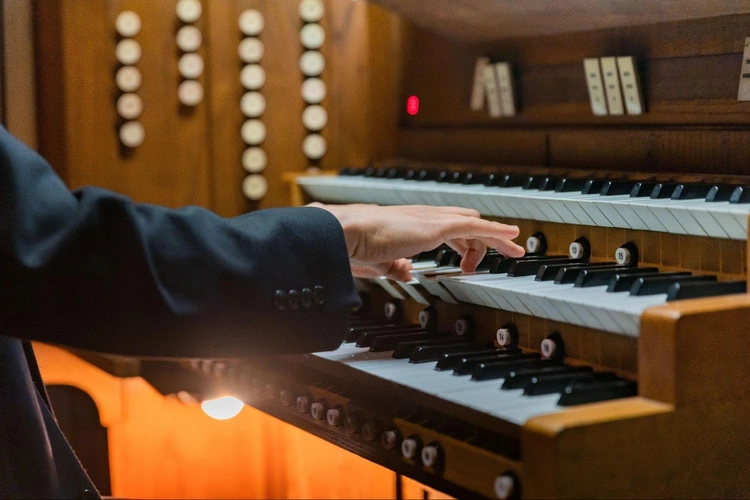 Dlaczego warto pójść na koncert organowy na żywo?