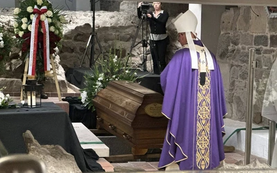 Gniezno: śp. abp Józef Kowalczyk spoczął w podziemiach katedry gnieźnieńskiej