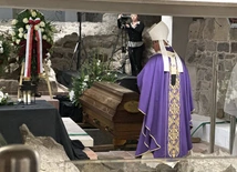 Gniezno: śp. abp Józef Kowalczyk spoczął w podziemiach katedry gnieźnieńskiej