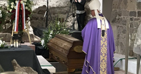 Gniezno: śp. abp Józef Kowalczyk spoczął w podziemiach katedry gnieźnieńskiej