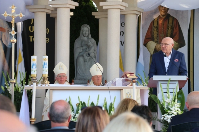 Modlitwa przy kaplicy w Opocznie 