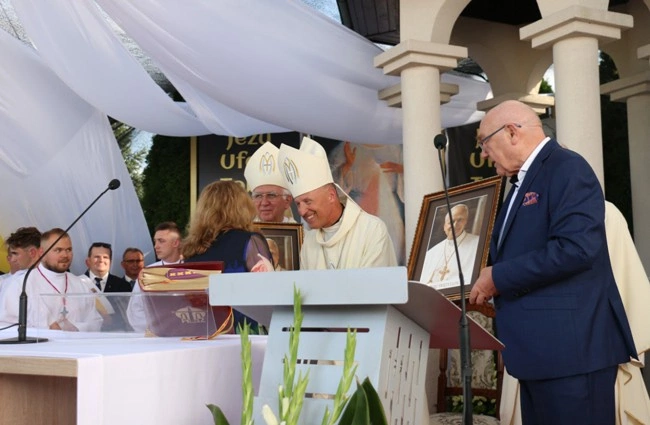 Modlitwa przy kaplicy w Opocznie 