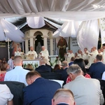 Modlitwa przy kaplicy w Opocznie 