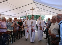 Modlitwa przy kaplicy w Opocznie 