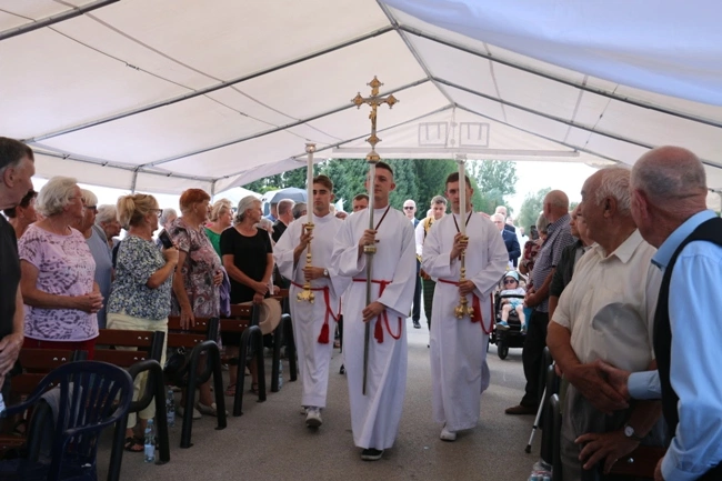 Modlitwa przy kaplicy w Opocznie 