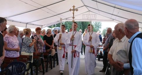 Modlitwa przy kaplicy w Opocznie 