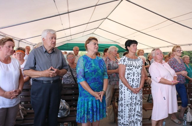 Modlitwa przy kaplicy w Opocznie 