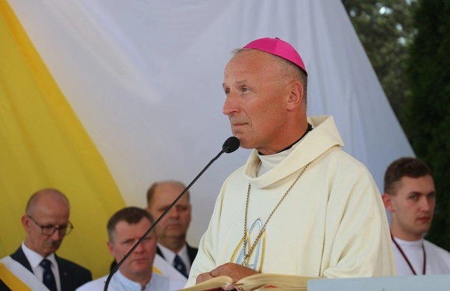 Modlitwa przy kaplicy w Opocznie 