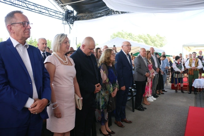 Modlitwa przy kaplicy w Opocznie 