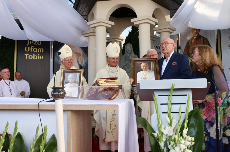 Stanisław i Bogusława Tępińscy ofiarowali uczestnikom liturgii portrety papieża Leona XIV