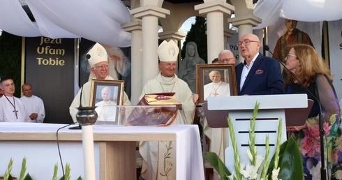 Stanisław i Bogusława Tępińscy ofiarowali uczestnikom liturgii portrety papieża Leona XIV