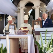 Stanisław i Bogusława Tępińscy ofiarowali uczestnikom liturgii portrety papieża Leona XIV