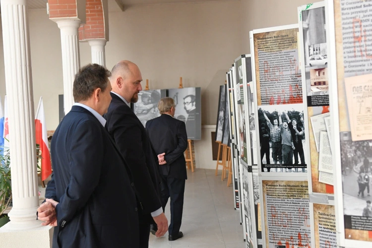 Polowa Msza św. przy katedrze na 45 lat Solidarności