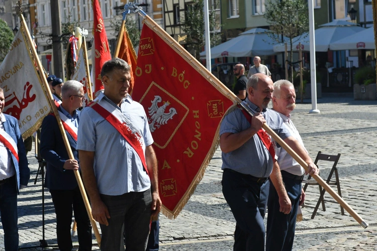 Polowa Msza św. przy katedrze na 45 lat Solidarności