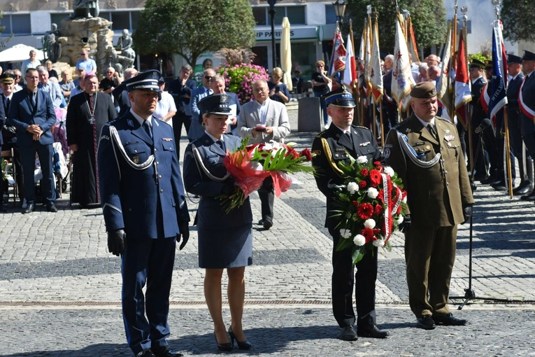 Polowa Msza św. przy katedrze na 45 lat Solidarności