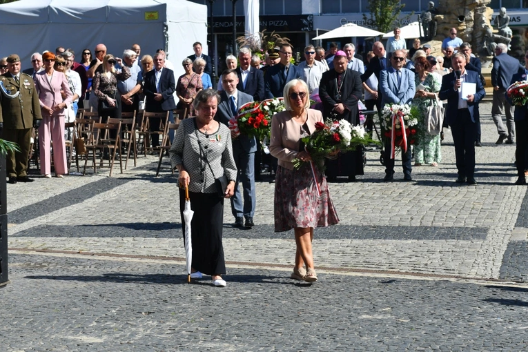 Polowa Msza św. przy katedrze na 45 lat Solidarności