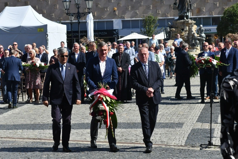 Polowa Msza św. przy katedrze na 45 lat Solidarności