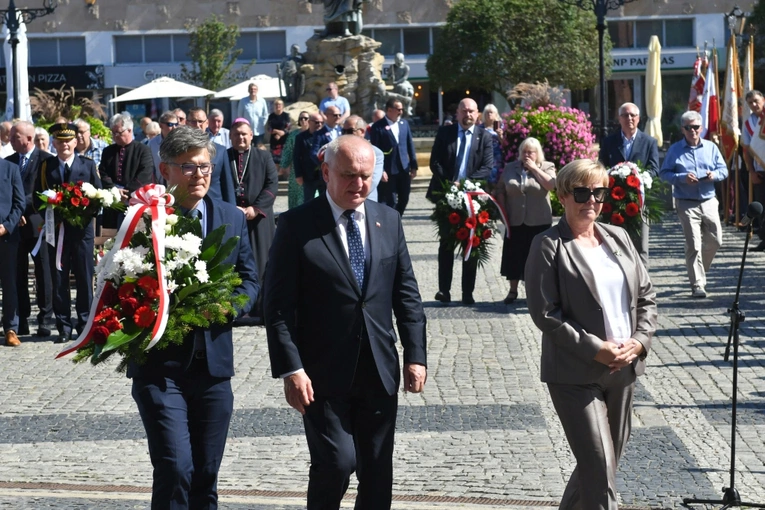 Polowa Msza św. przy katedrze na 45 lat Solidarności