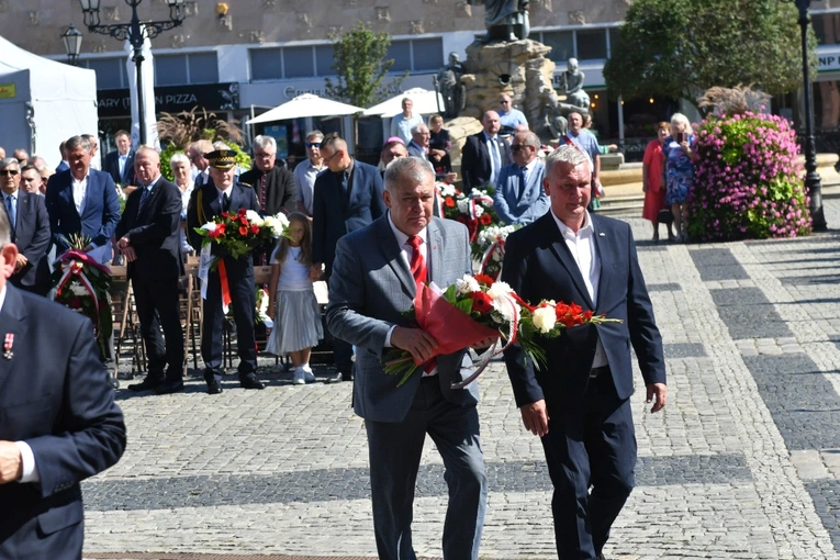 Polowa Msza św. przy katedrze na 45 lat Solidarności