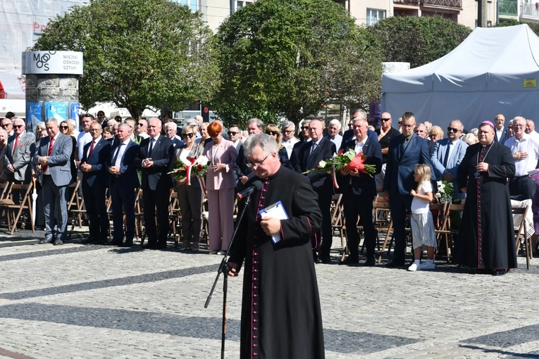Polowa Msza św. przy katedrze na 45 lat Solidarności