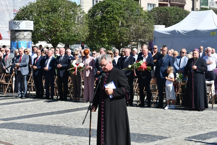 Polowa Msza św. przy katedrze na 45 lat Solidarności