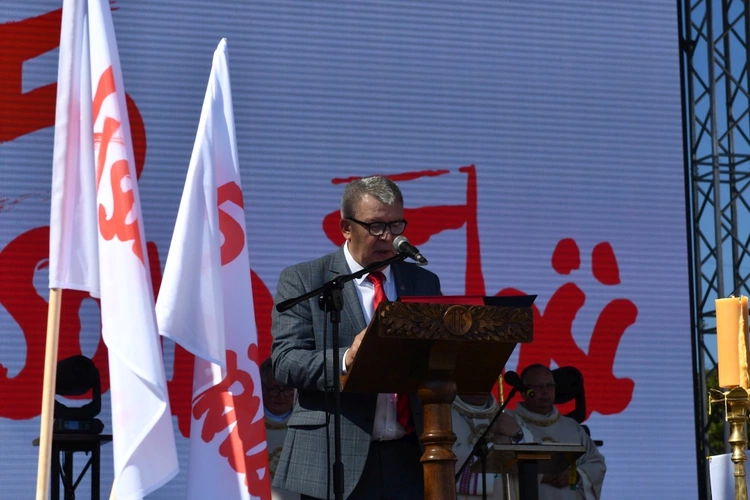 Polowa Msza św. przy katedrze na 45 lat Solidarności