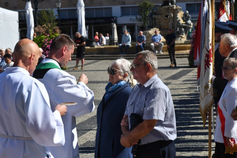 Polowa Msza św. przy katedrze na 45 lat Solidarności