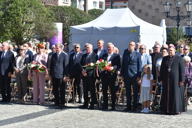 Polowa Msza św. przy katedrze na 45 lat Solidarności