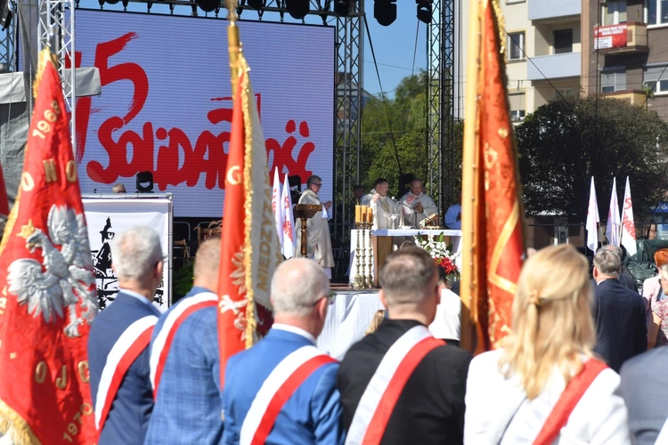 Polowa Msza św. przy katedrze na 45 lat Solidarności