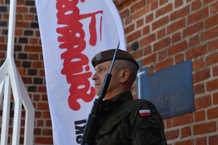 Polowa Msza św. przy katedrze na 45 lat Solidarności