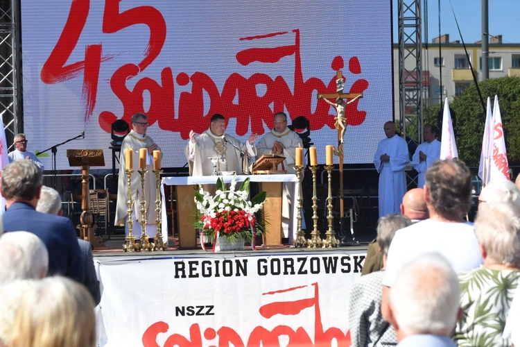Polowa Msza św. przy katedrze na 45 lat Solidarności
