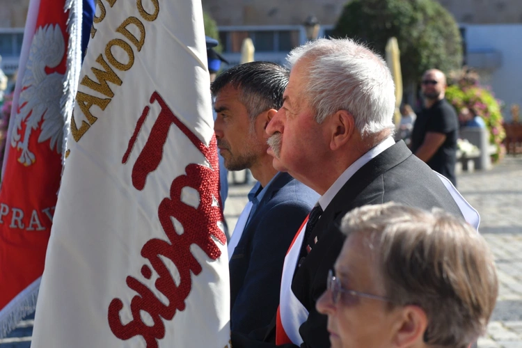 Polowa Msza św. przy katedrze na 45 lat Solidarności