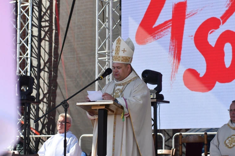 Polowa Msza św. przy katedrze na 45 lat Solidarności
