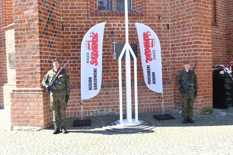 Polowa Msza św. przy katedrze na 45 lat Solidarności