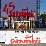 Polowa Msza św. przy katedrze na 45 lat Solidarności
