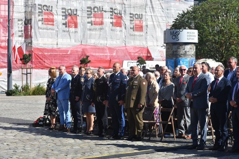 Polowa Msza św. przy katedrze na 45 lat Solidarności