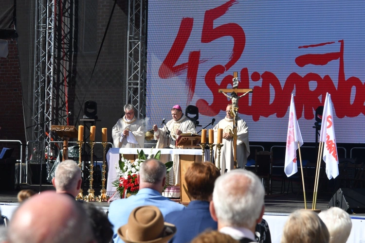 Polowa Msza św. przy katedrze na 45 lat Solidarności