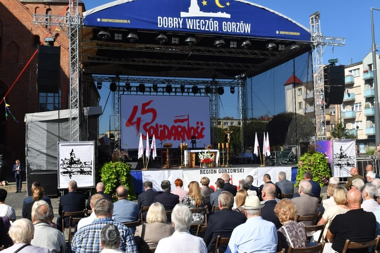 Polowa Msza św. przy katedrze na 45 lat Solidarności