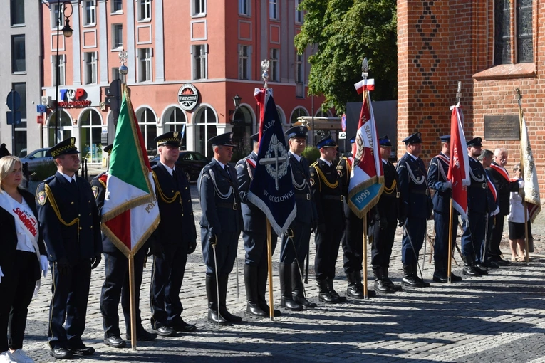 Polowa Msza św. przy katedrze na 45 lat Solidarności