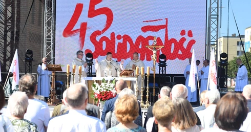 Polowa Msza św. przy katedrze na 45 lat Solidarności
