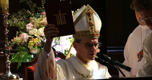 Joniec. Przy nowym ołtarzu