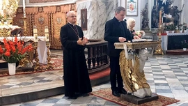Biskup wraz z ks. Damianem Mroczkowskim, odpowiedzialnym w diecezji za katechetów.