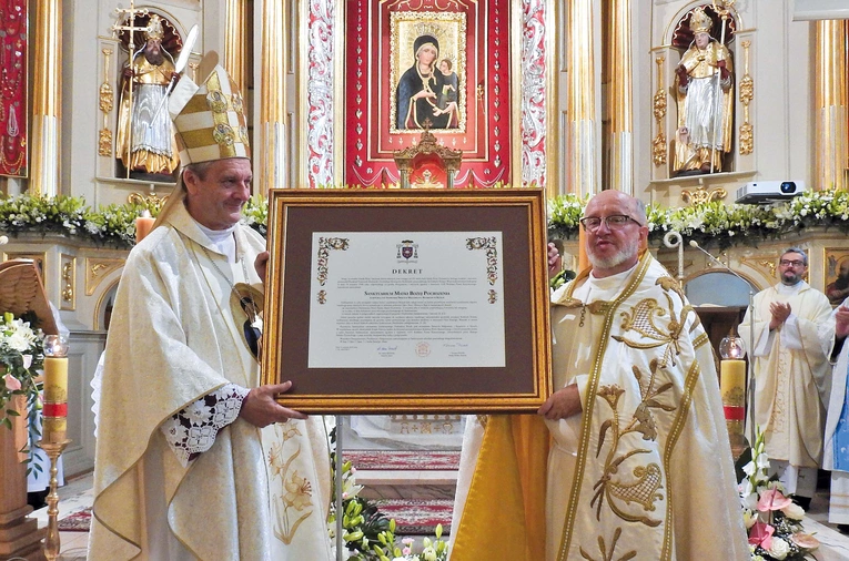 Ks. Zbigniew Jurasz i bp Roman Pindel z aktem dla świątyni.