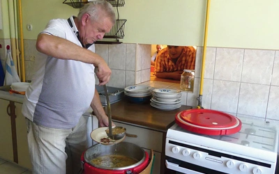 Bogusław Hurynowicz  – główny kucharz domu „Ojca Pio”.