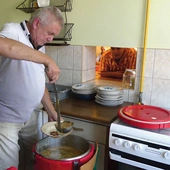 Bogusław Hurynowicz  – główny kucharz domu „Ojca Pio”.