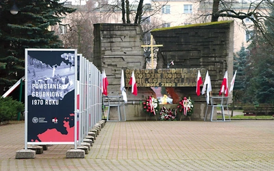 Pomnik ofiar Grudnia  1970 roku – stały świadek wydarzeń patriotycznych  w mieście. 