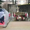 Pomnik ofiar Grudnia  1970 roku – stały świadek wydarzeń patriotycznych  w mieście. 