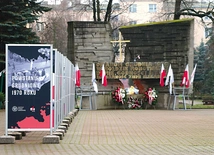 Pomnik ofiar Grudnia  1970 roku – stały świadek wydarzeń patriotycznych  w mieście. 